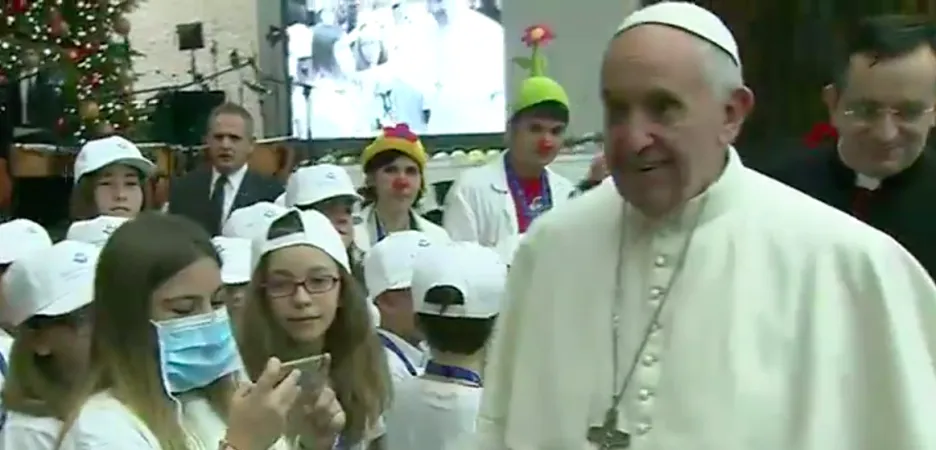 Papa Francesco e il Bambino Gesù | Papa Francesco durante l'incontro con il Bambino Gesù, Aula Paolo VI, 15 dicembre 2016 | CTV