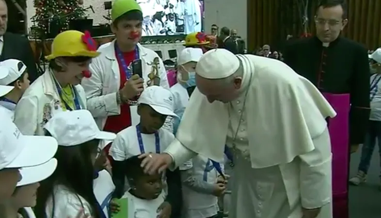 Papa Francesco e il Bambino Gesù | Papa Francesco durante l'incontro con il Bambino Gesù, Aula Paolo VI, 15 dicembre 2016 | CTV