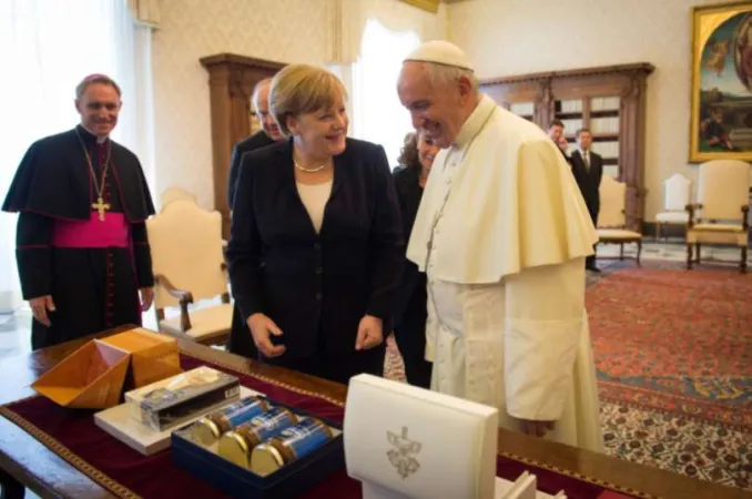 Papa Francesco e Angela Merkel | Angel Merkel e Papa Francesco nel loro ultimo incontro, il 17 giugno 2017 | dall'account twitter del portavoce del governo tedesco Steffen Seibert