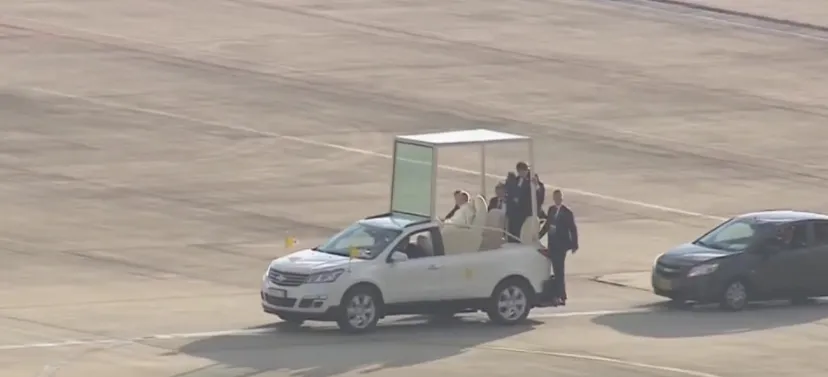 Papa Francesco in Colombia | Papa Francesco sulla Papamobile nella base aerea CATAM, Bogotà, 6 settembre 2017 | @elpapacol