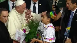 Papa Francesco, all'Hogar de San José di Medellin, viene accolto da una bambina che gli porge un omaggio floreale, Medellin, 9 settembre 2017 / CTV