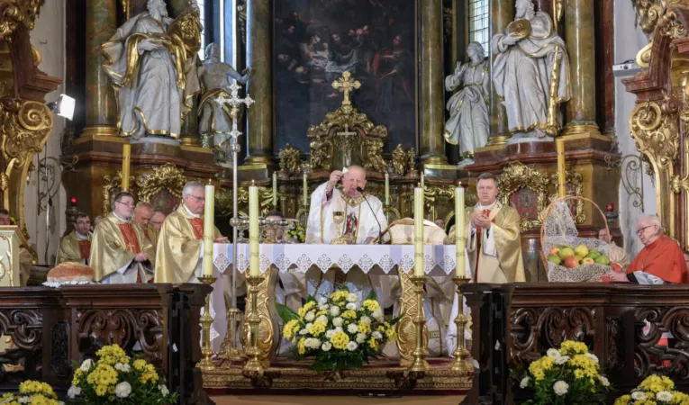 Dziwisz celebra la Messa nel monastero di Trzebnica per la festa di sant'Edvige |  | Andrzej Winiarz