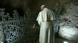 Papa Francesco in preghiera al Sacrario delle Fosse Ardeatine, 2 novembre 2017  / CTV