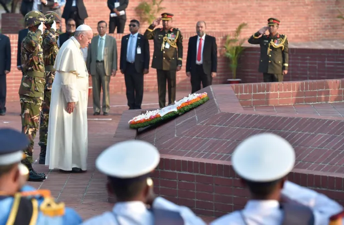 Il Papa al National Martyr’s Memorial di Savar.  |  | OR/ ACI Group