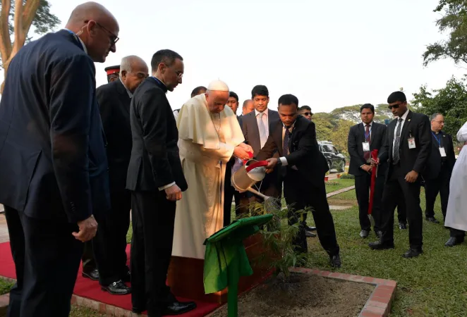 Il Papa al National Martyr’s Memorial di Savar.  |  | OR/ ACI Group