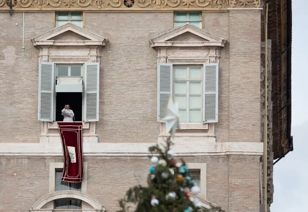 Il Papa guida la recita dell' Angelus in Piazza San Pietro  |  | Daniel Ibanez/ CNA