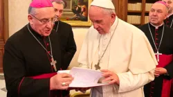 L'arcivescovo Kondrusiewicz con Papa Francesco al termine dell'incontro per la visita ad limina, Palazzo Apostolico Vaticano, 1 febbraio 2018 / www.vatican.by