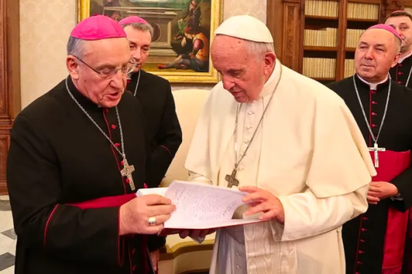 L'arcivescovo Kondrusiewicz con Papa Francesco al termine dell'incontro per la visita ad limina, Palazzo Apostolico Vaticano, 1 febbraio 2018 / www.vatican.by