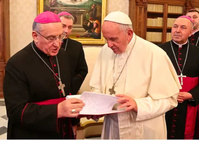 Arcivescovo Kondrusiewicz e Papa Francesco | L'arcivescovo Kondrusiewicz con Papa Francesco al termine dell'incontro per la visita ad limina, Palazzo Apostolico Vaticano, 1 febbraio 2018 | www.vatican.by