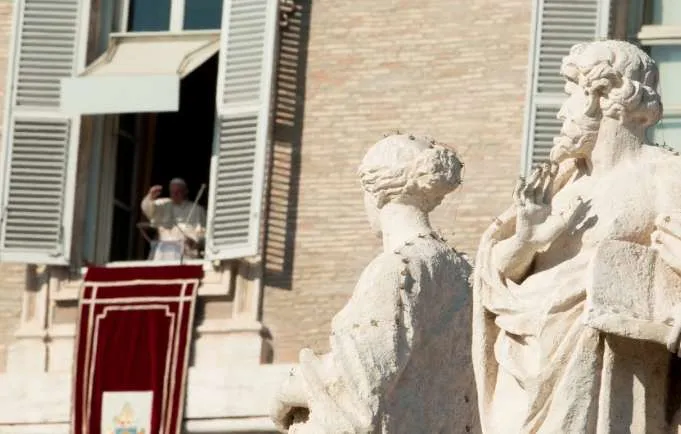 Papa Francesco, Angelus | Papa Francesco affacciato alla finestra del suo studio nel Palazzo Apostolico, da cui pronuncia l'Angelus ogni domenica  | Daniel Ibanez / ACI Group