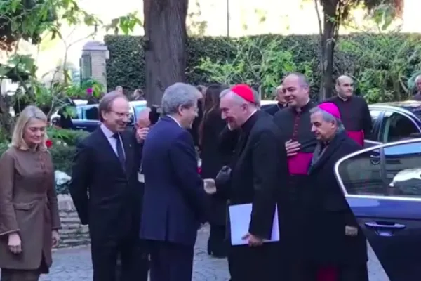 L'arrivo del Cardinale Parolin a Palazzo Borromeo, sede dell'ambasciata di Italia presso la Santa Sede. Parolin è accolto dal presidente del Consiglio Paolo Gentiloni / Vaticannews - portale