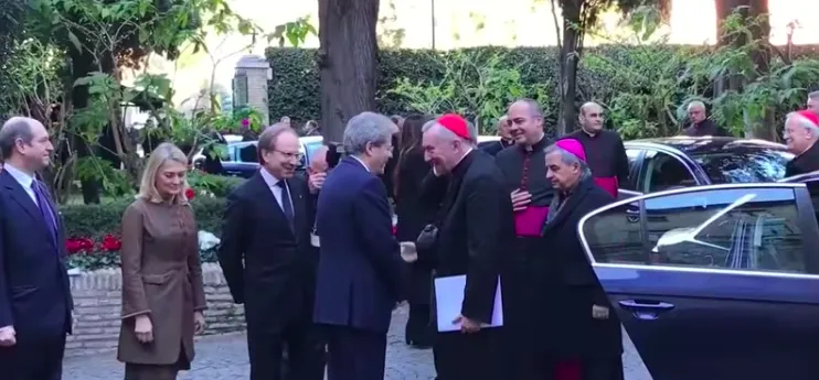 Cardinale Parolin e Gentiloni | L'arrivo del Cardinale Parolin a Palazzo Borromeo, sede dell'ambasciata di Italia presso la Santa Sede. Parolin è accolto dal presidente del Consiglio Paolo Gentiloni | Vaticannews - portale