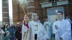 L'arcivescovo Paolo Pezzi benedice il terreno su cui sorge la chiesa dell’Immacolata Concezione della Beata Vergine di Maria di Ryazan, 15 aprile 2018 / Chiesa Cattolica di Mosca - goo.gl/bbbbMK