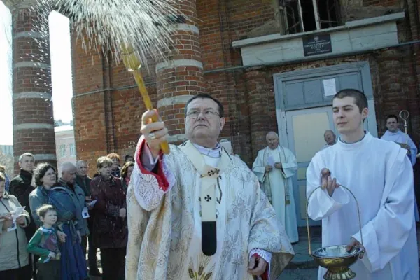 L'arcivescovo Paolo Pezzi benedice il terreno su cui sorge la chiesa dell’Immacolata Concezione della Beata Vergine di Maria di Ryazan, 15 aprile 2018 / Chiesa Cattolica di Mosca - goo.gl/bbbbMK