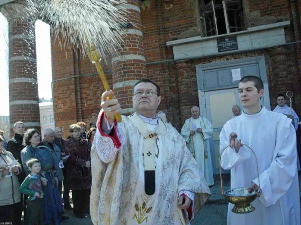 Arcivescovo Pezzi a Ryazan | L'arcivescovo Paolo Pezzi benedice il terreno su cui sorge la chiesa dell’Immacolata Concezione della Beata Vergine di Maria di Ryazan, 15 aprile 2018 | Chiesa Cattolica di Mosca - goo.gl/bbbbMK