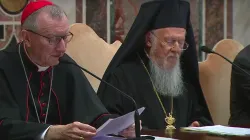 Il Cardinale Pietro Parolin prende la parola con il Patriarca Bartolomeo alla sessione conclusiva della conferenza della Fondazione Centesimus Annus pro Pontifice, sala Regia, Palazzo Apostolico Vaticano, 28 maggio 2018 / Vatican Media - YouTube