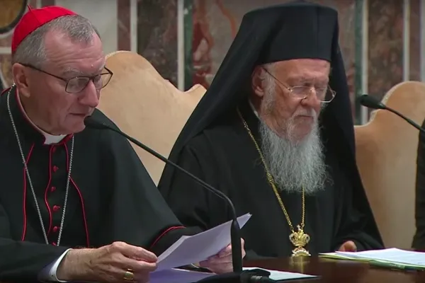 Il Cardinale Pietro Parolin prende la parola con il Patriarca Bartolomeo alla sessione conclusiva della conferenza della Fondazione Centesimus Annus pro Pontifice, sala Regia, Palazzo Apostolico Vaticano, 28 maggio 2018 / Vatican Media - YouTube