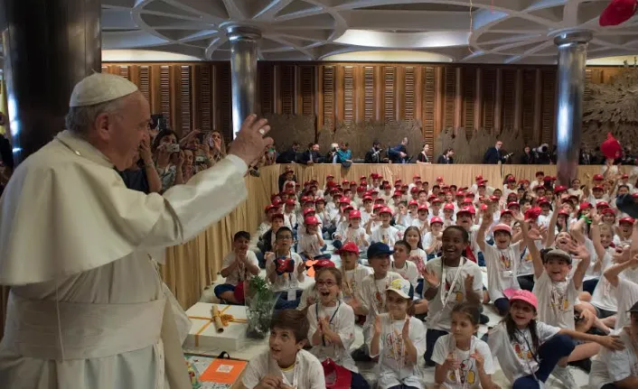 Il Papa con i piccoli del Treno dei Bambini  |  | Vatican Media / Aci Group