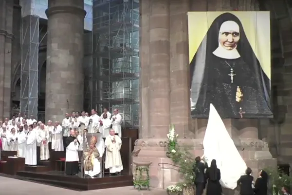 Il momento in cui l'immagine di Suor Alfonsa Maria, appena beatificata, viene scoperta nella Cattedrale di Strasburgo, 9 settembre 2018 / YouTube KTO