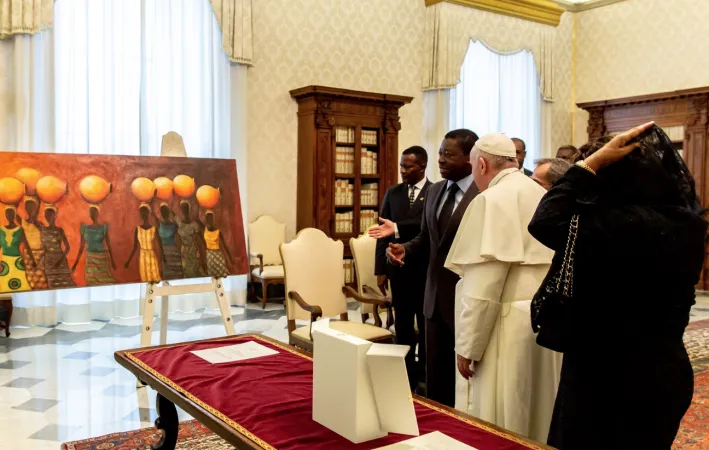 Papa Francesco con il presidente del Togo e sua mamma |  | Daniel Ibanez/ Aci Group