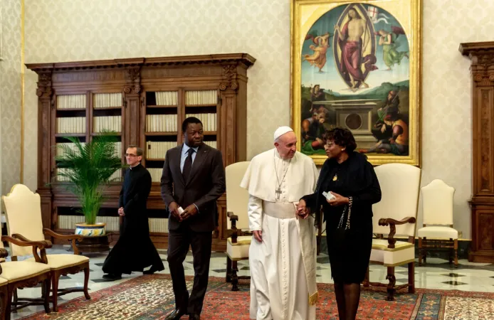 Papa Francesco con il presidente del Togo e sua mamma |  | Daniel Ibanez/ Aci Group