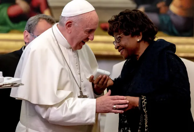 Papa Francesco con il presidente del Togo e sua mamma |  | Daniel Ibanez/ Aci Group