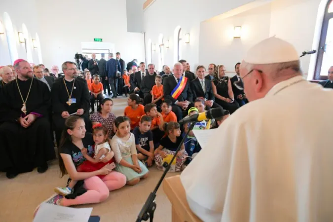 Il Papa con la comunità Rom a Blaj |  | Vatican Media / ACI group