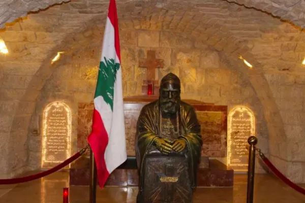 La statua del Patriarca Hoyek nel Museo a lui dedicato in Libano / PD 