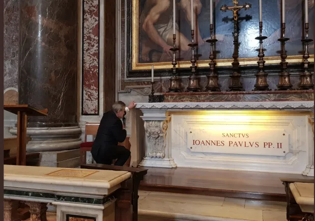 Il vicepremier Piotr Gliński in Vaticano, davanti la tomba di San Giovanni Paolo II, durante la sua visita dello scorso 7 giugno  | Il vicepremier Piotr Gliński in Vaticano, davanti la tomba di San Giovanni Paolo II, durante la sua visita dello scorso 7 giugno  | Foto: Ambasciata di Polonia presso la Santa Sede