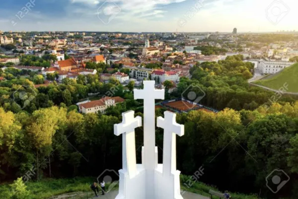 Veduta aerea delle tre croci che sovrastano la città di Vilnius, in Lituania, simbolo della cristianità della nazione 
 / PD