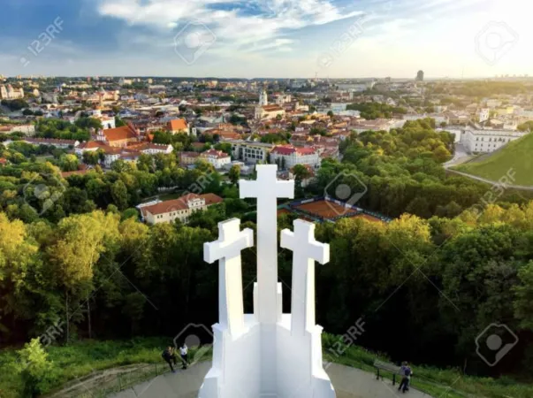 Veduta aerea delle tre croci che sovrastano la città di Vilnius, in Lituania, simbolo della cristianità della nazione  | Veduta aerea delle tre croci che sovrastano la città di Vilnius, in Lituania, simbolo della cristianità della nazione 
 | PD