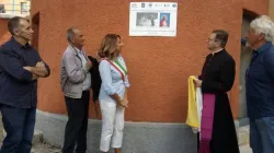 Monsignor Ptasznik scopre la targa che ricorda la visita di San Giovanni Paolo II sul Gran Sasso, 17 agosto 2019  / Foto: Associazione Culturale San Pietro alla Ienca