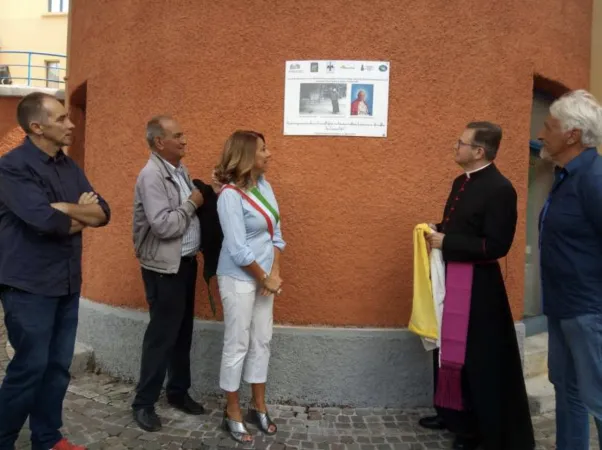 Monsignor Ptasznik scopre la targa che ricorda la visita di San Giovanni Paolo II sul Gran Sasso, 17 agosto 2019 Foto: Associazione Culturale San Piet | Monsignor Ptasznik scopre la targa che ricorda la visita di San Giovanni Paolo II sul Gran Sasso, 17 agosto 2019  | Foto: Associazione Culturale San Pietro alla Ienca