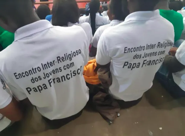 I giovani ascoltano il Papa a Maputo |  | Edward Pentin - ACI Group