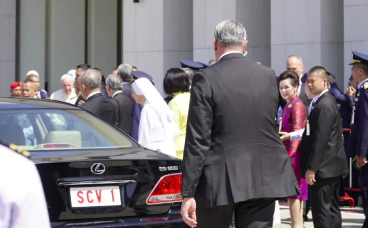 Papa Francesco all'arrivo in Thailandia |  | Hannah Brockhaus CNA