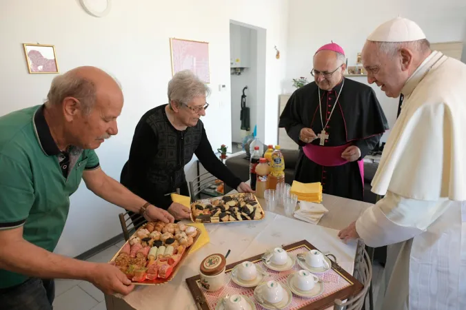 Il Papa in visita ad un coppia di anziani a Camerino  |  | Vatican Media 