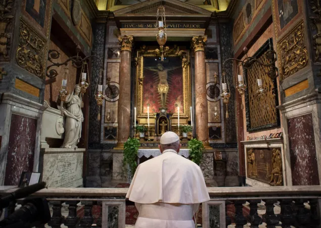 Papa Francesco davanti al Crocefisso di san Marcello  |  | Vatican Media 