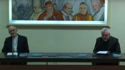 Il Cardinale Michael Czerny (sx) e padre Fabio Baggio (dx), sottosegretari della Sezione Migranti e Rifugiati del dicastero per il Servizio dello Sviluppo Umano Integrale, presentano gli Orientamenti Pastorali per gli Sfollati Interni, Palazzo Pio, 5 maggio 2020 / Vatican Media - You Tube