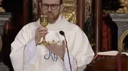 Don Ivan Licinio durante la celebrazione della Messa nel santuario di Pompei, 13 maggio 2020 / Tv2000