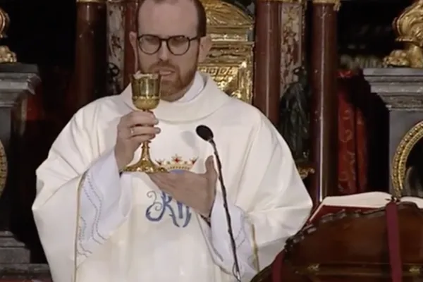 Don Ivan Licinio durante la celebrazione della Messa nel santuario di Pompei, 13 maggio 2020 / Tv2000