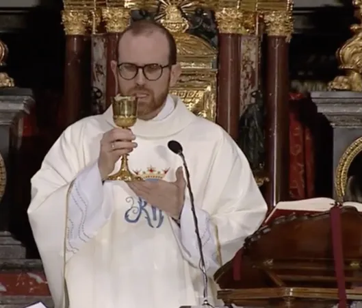 Don Ivan Licinio | Don Ivan Licinio durante la celebrazione della Messa nel santuario di Pompei, 13 maggio 2020 | Tv2000