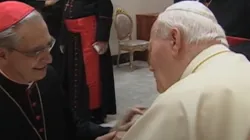 Il cardinale Backis, appena ricevuta la berretta rossa, saluta San Giovanni Paolo II, concistoro del 21 febbraio 2001 / Youtube