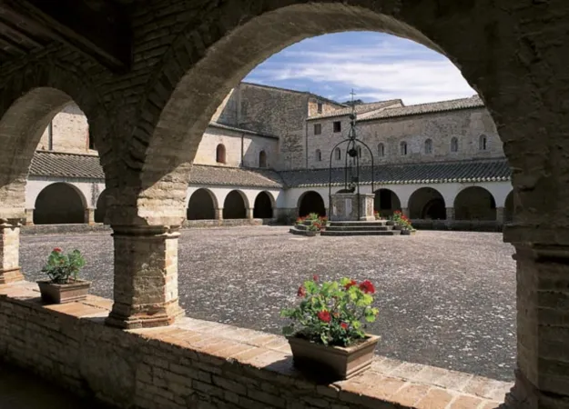 Il chiostro della Abbazia di Fiastra  |  | www.abbadiafiastra.net