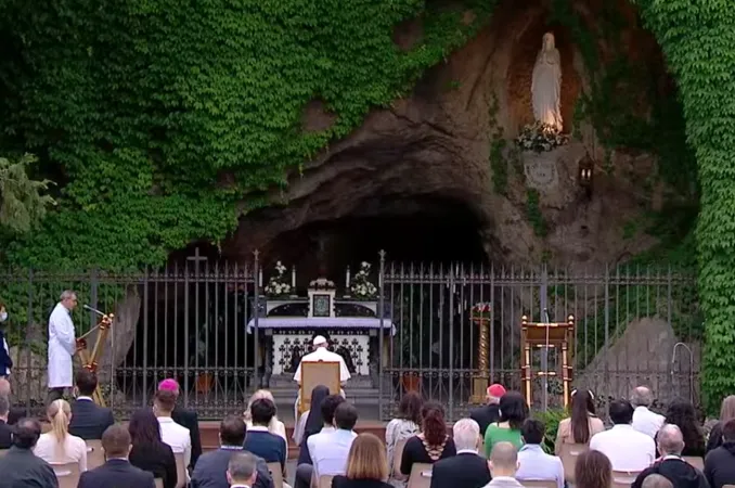 Papa Francesco guida il Rosario alla Grotta di Lourdes in Vaticano  |  | Vatican Media 