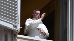 Papa Francesco nella benedizione al termine di un Angelus / Vatican Media 