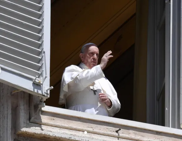 Papa Francesco, Angelus | Papa Francesco nella benedizione al termine di un Angelus | Vatican Media 