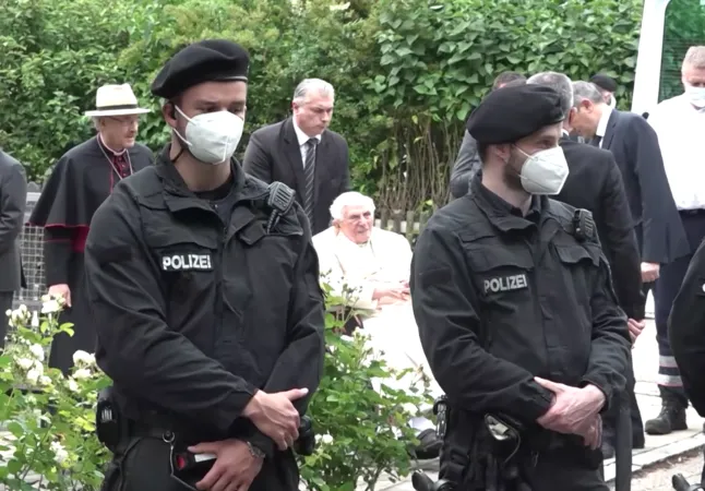 Benedetto XVI esce dalla sua casa di Pentling ora museo  |  | Mittelbayerische/ FB