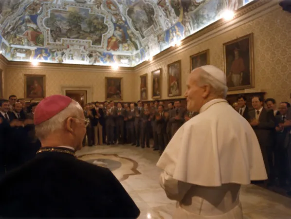 Giovanni Paolo II, il Bibliotecario, card. Alfons Stickler,  e i dipendenti nel Vestibolo della Biblioteca |  | OWL