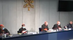 Conferenza stampa di presentazione del Vademecum Ecumenico, Sala Stampa della Santa Sede, 4 dicembre 2020. Da sinistra a destra: Cardinale Leonardo Sandri, Cardinale Luis Antonio Tagle, Cardinale Kurt Koch, Cardinale Marc Ouellet, Matteo Bruni / Vatican Media / You Tube