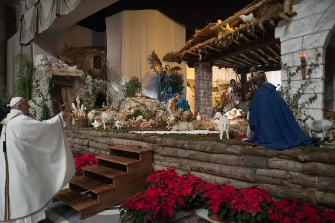 Papa Francesco davanti al presepe in San Pietro  |  | Vatican media 